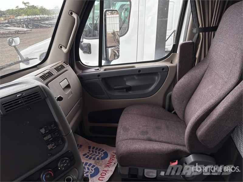 Freightliner Cascadia 113 6x4 Sleeper Car Carrier Truck Evakuatori