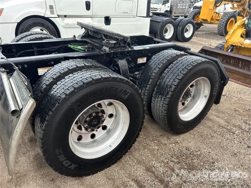 Freightliner Cascadia 126 6x4 T/A Sleeper Truck Tractor Vilcēji