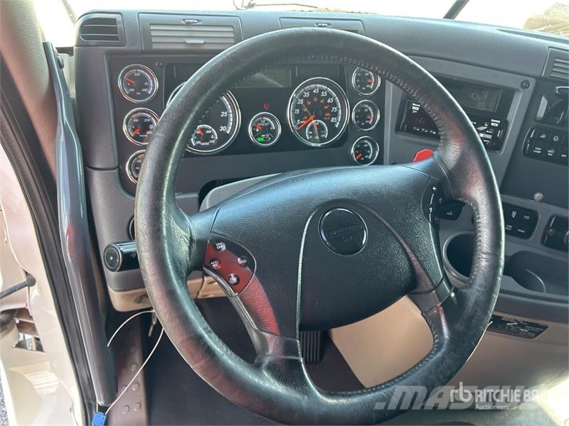 Freightliner Cascadia 125 6x4 T/A Sleeper Truck Tractor Nyergesvontatók