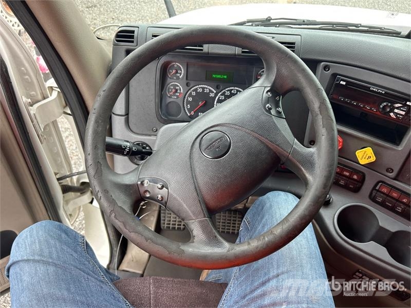 Freightliner Cascadia 125 6x4 T/A Sleeper Truck Tractor Vilcēji