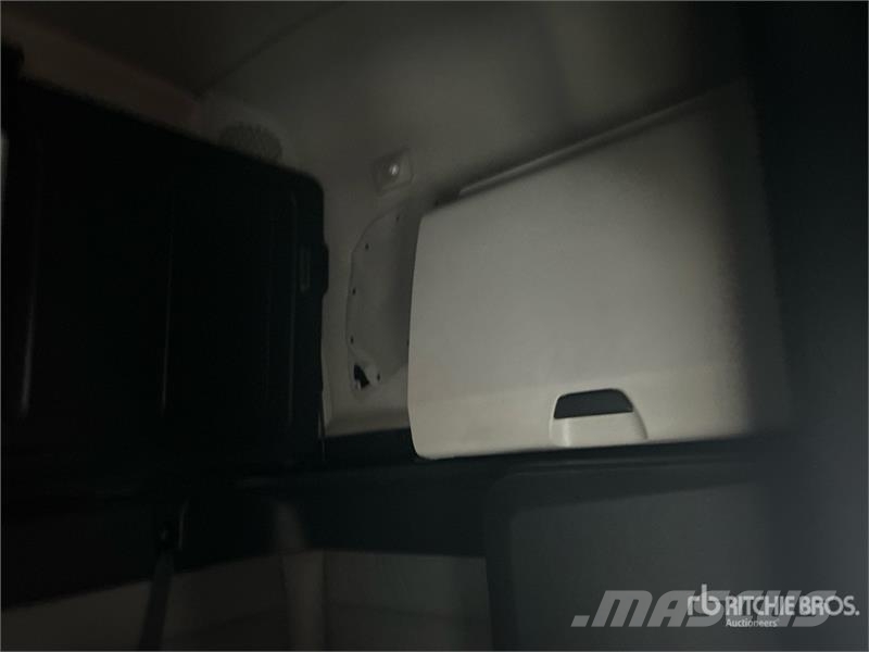 Freightliner Cascadia 126 6x4 T/A Sleeper Truck Tractor Tractor Units