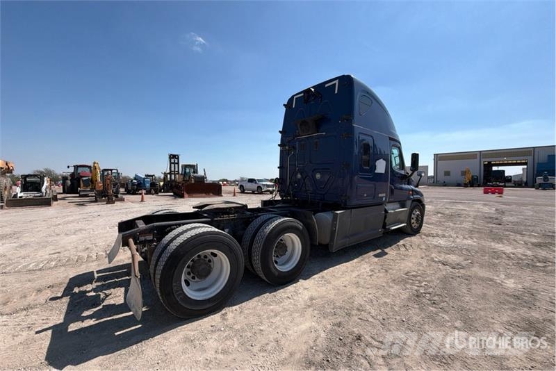 Freightliner Cascadia 6x4 T/A Sleeper Truck Tractor Vlačilci