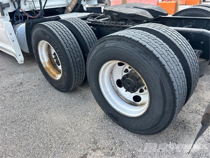 Freightliner Cascadia 126 6x4 T/A Sleeper Truck Tractor Tegljači