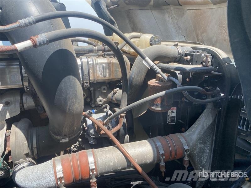 Freightliner Cascadia 126 6x4 T/A Sleeper Truck Tractor (Inoper 中古トラクターヘッド | トレーラーヘッド