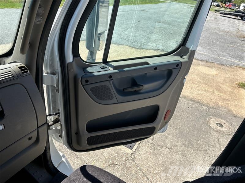 Freightliner Cascadia 113 6x4 Sleeper Car Carrier Truck Autovežiai