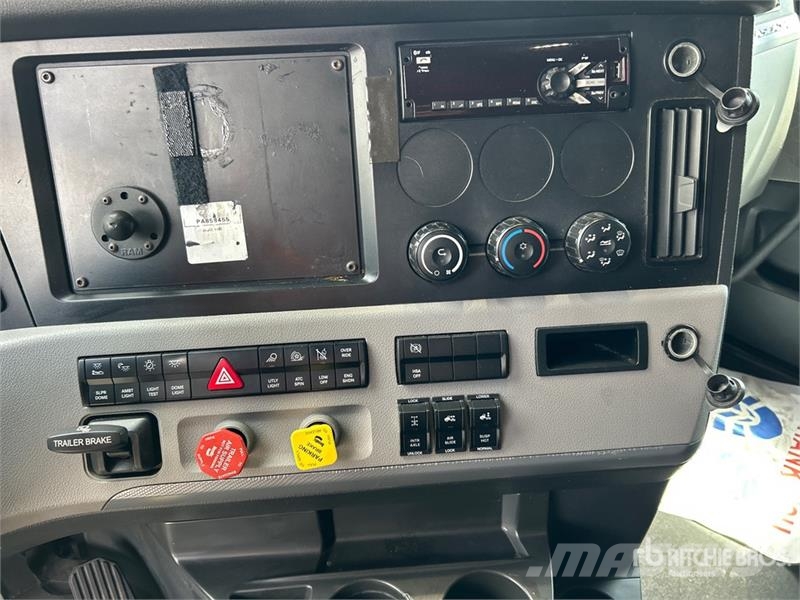 Freightliner Cascadia 126 6x4 T/A Sleeper Truck Tractor Nyergesvontatók