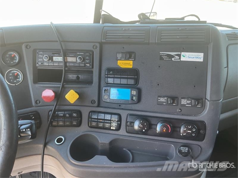 Freightliner Cascadia 125 6x4 T/A Sleeper Truck Tractor 中古トラクターヘッド | トレーラーヘッド