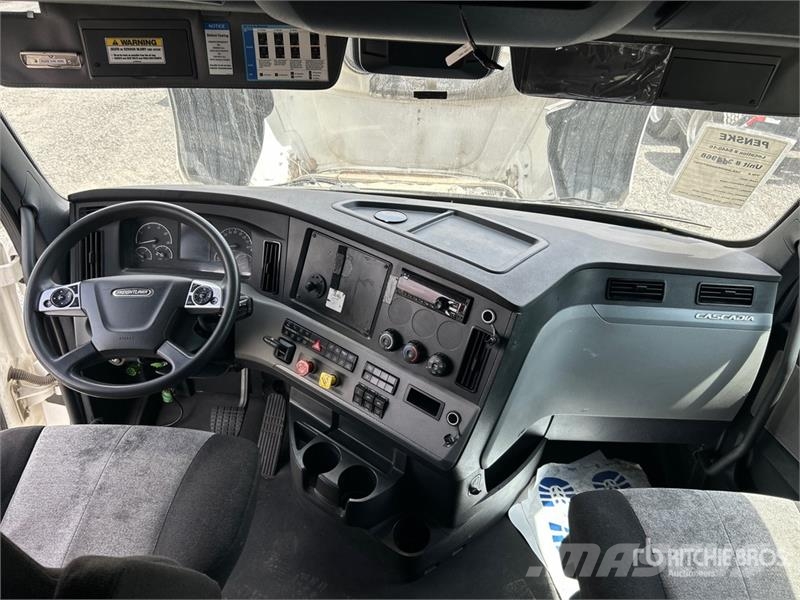 Freightliner Cascadia 126 6x4 T/A Sleeper Truck Tractor Nyergesvontatók