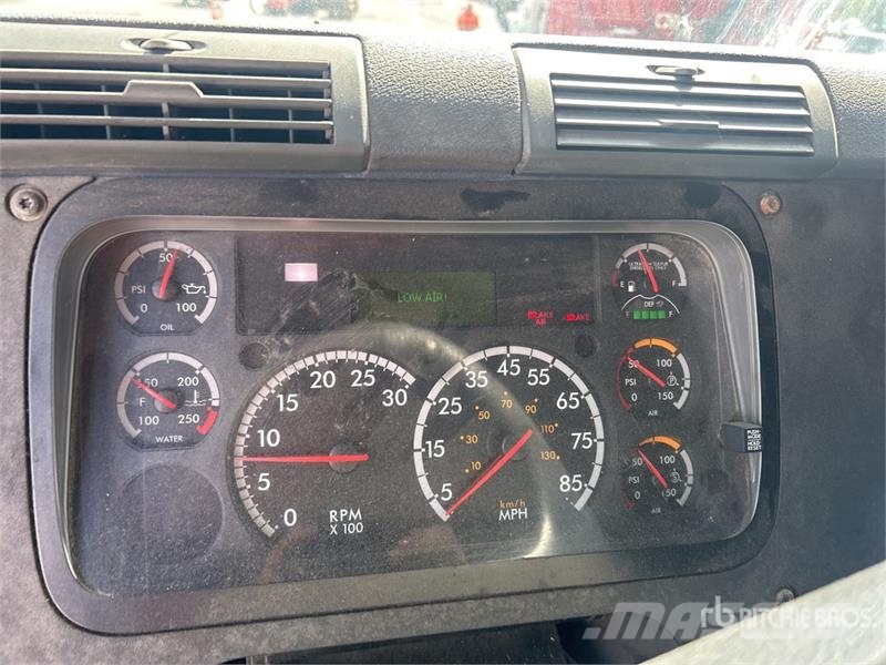 Freightliner Cascadia 125 6x4 T/A Sleeper Truck Tractor Trekkvogner