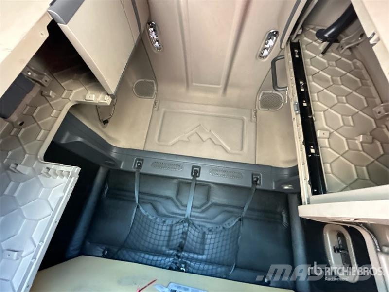 Freightliner Cascadia 125 6x4 T/A Sleeper Truck Tractor (Inoper Cavalos mecânicos