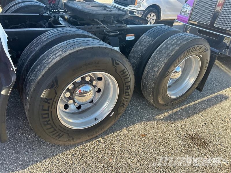 Freightliner Cascadia 126 6x4 T/A Sleeper Truck Tractor Тягачі