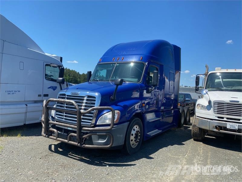 Freightliner Cascadia 125 6x4 T/A Sleeper Truck Tractor (Inoper Ciągniki siodłowe