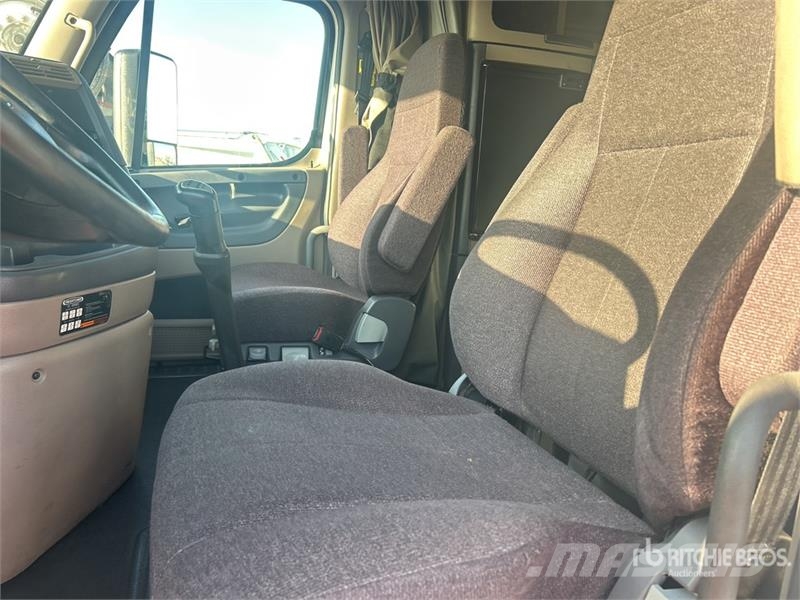 Freightliner Cascadia 125 6x4 T/A Sleeper Truck Tractor Седельные тягачи
