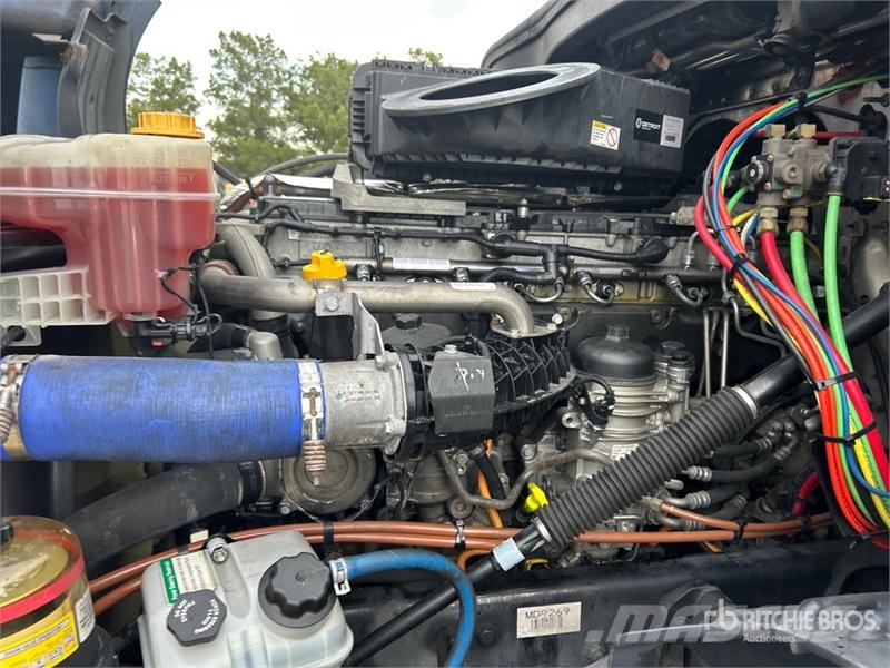 Freightliner Cascadia 126 6x4 T/A Sleeper Truck Tractor Tractor Units
