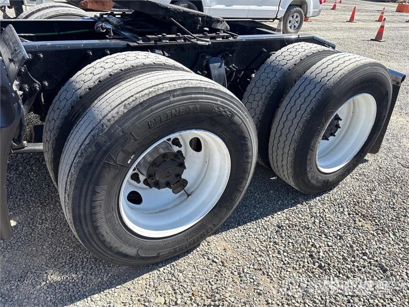 Freightliner Cascadia 125 6x4 T/A Sleeper Truck Tractor Тягачі