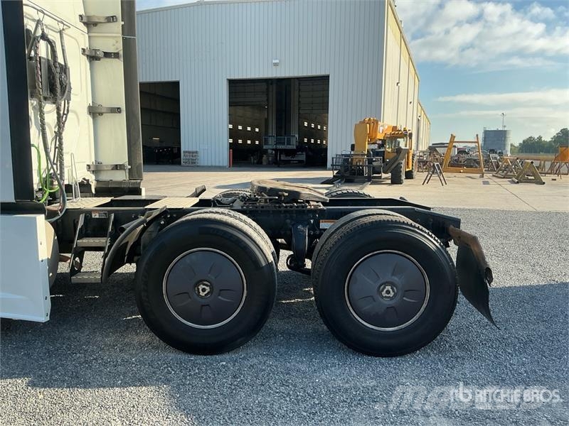 Freightliner Cascadia 126 6x4 T/A Sleeper Truck Tractor Седельные тягачи