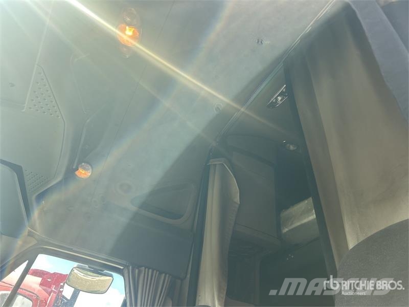 Freightliner Cascadia 125 6x4 T/A Sleeper Truck Tractor Trekkvogner
