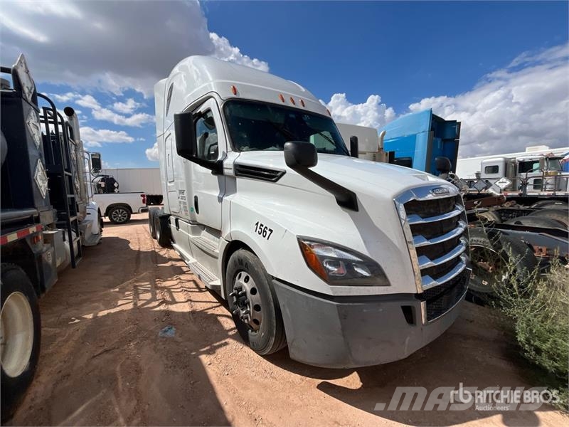 Freightliner Cascadia 126 6x4 T/A Sleeper Truck Tractor (Inoper Тягачі
