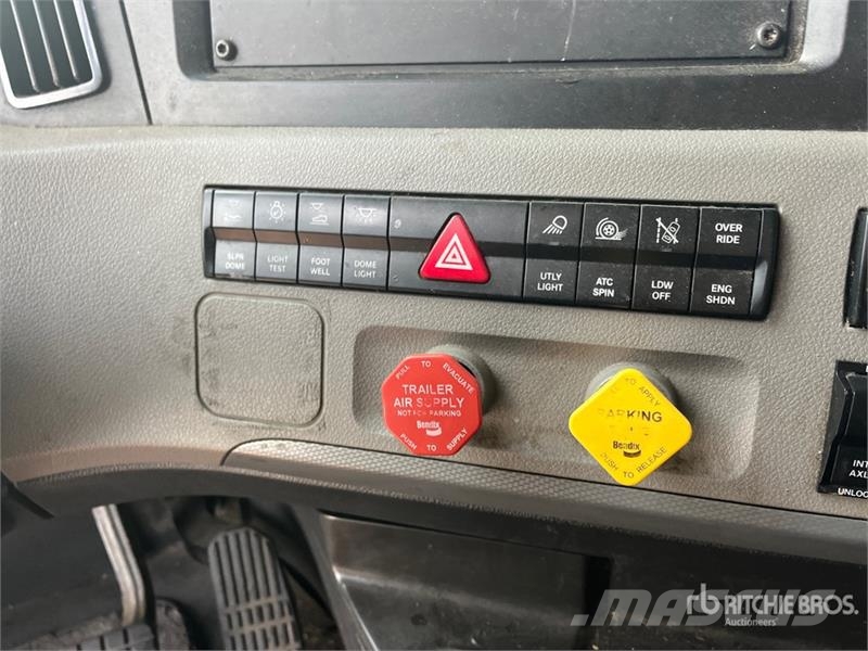 Freightliner Cascadia 126 6x4 T/A Sleeper Truck Tractor Sattelzugmaschinen