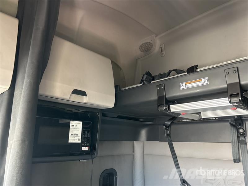 Freightliner Cascadia 126 6x4 T/A Sleeper Truck Tractor 中古トラクターヘッド | トレーラーヘッド