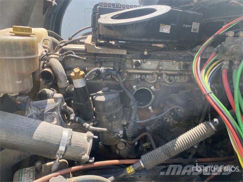 Freightliner Cascadia 126 6x4 T/A Sleeper Truck Tractor (Inoper 中古トラクターヘッド | トレーラーヘッド