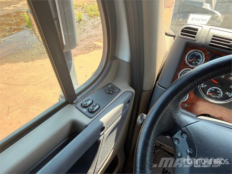 Freightliner Cascadia 113 6x4 Sleeper Car Carrier Truck Trasportatore per veicoli