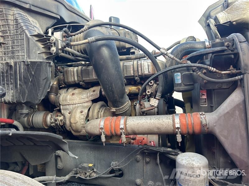 Freightliner Cascadia 126 6x4 T/A Sleeper Truck Tractor وحدات الجر
