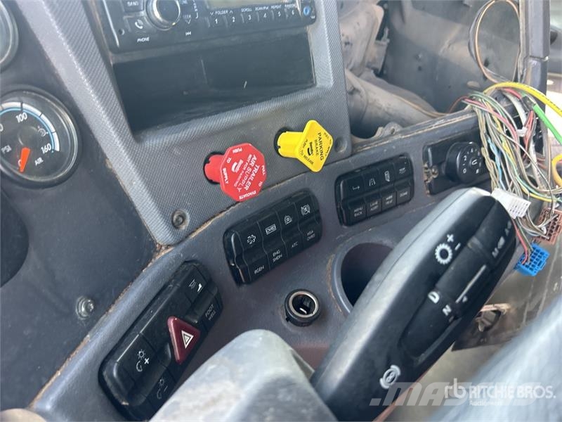 Freightliner Cascadia 125 6x4 T/A Sleeper Truck Tractor (Inoper Sattelzugmaschinen