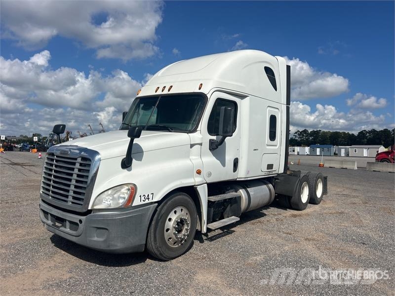 Freightliner Cascadia 125 6x4 T/A Sleeper Truck Tractor Trekkvogner