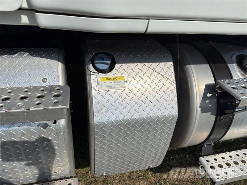 Freightliner Cascadia 113 6x4 Sleeper Car Carrier Truck مركبات النقل