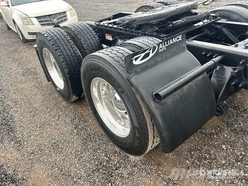 Freightliner Cascadia 126 6x4 T/A Sleeper Truck Tractor Nyergesvontatók