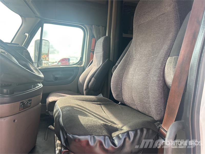 Freightliner Cascadia 125 6x4 T/A Sleeper Truck Tractor Седельные тягачи
