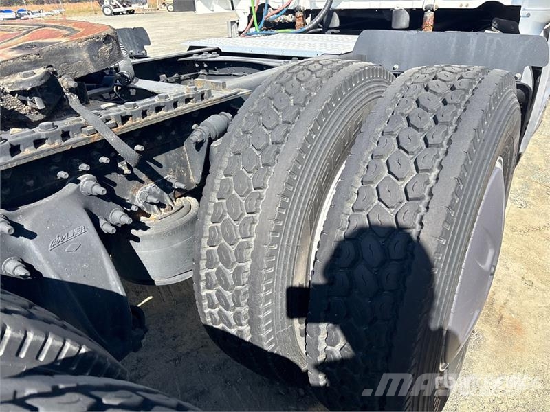 Freightliner Cascadia 126 6x4 T/A Sleeper Truck Tractor Sattelzugmaschinen