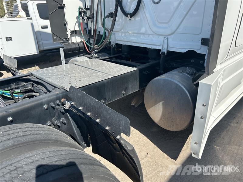 Freightliner Cascadia 126 6x4 T/A Sleeper Truck Tractor Tegljači