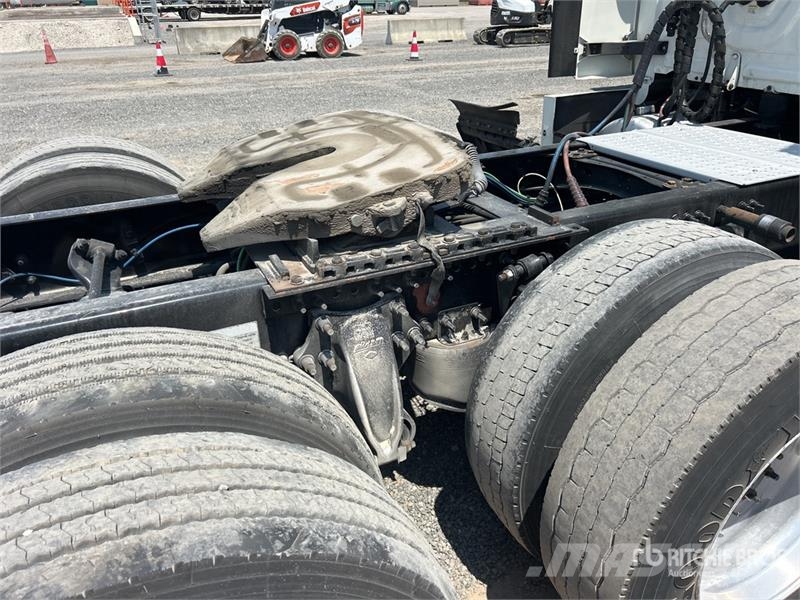 Freightliner Cascadia 126 6x4 T/A Sleeper Truck Tractor وحدات الجر