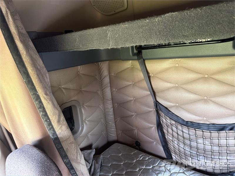 Freightliner Cascadia 113 6x4 Sleeper Car Carrier Truck Autotransporteri