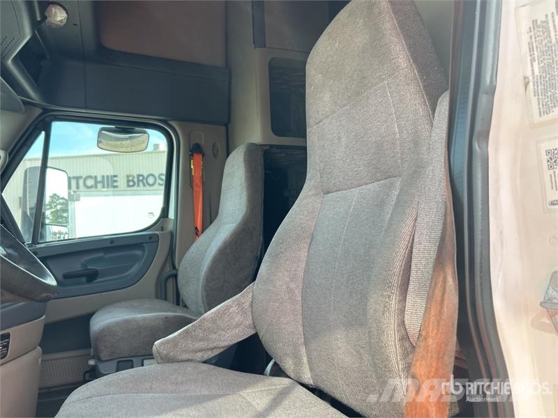 Freightliner Cascadia 125 6x4 T/A Sleeper Truck Tractor (Inoper Çekiciler