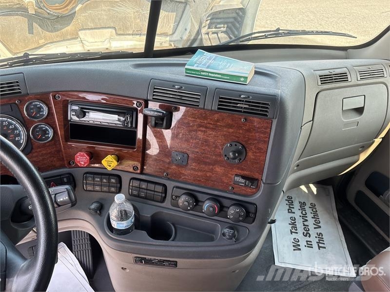 Freightliner Cascadia 113 Camiones portavehículos