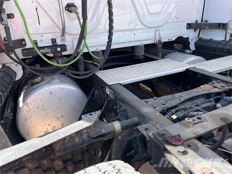 Freightliner Cascadia 126 6x4 T/A Sleeper Truck Tractor Седельные тягачи