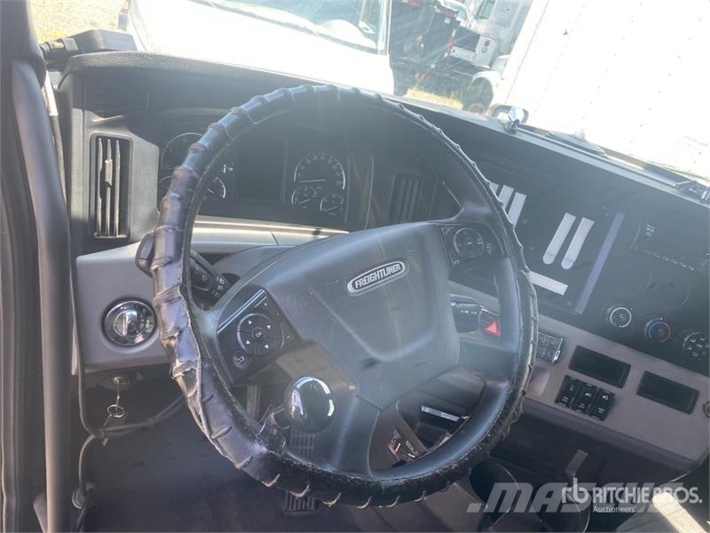 Freightliner Cascadia 126 6x4 T/A Sleeper Truck Tractor (Inoper 中古トラクターヘッド | トレーラーヘッド