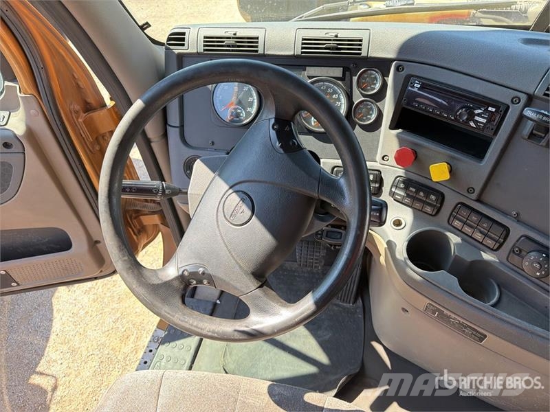 Freightliner Cascadia 125 6x4 T/A Sleeper Truck Tractor Tegljači