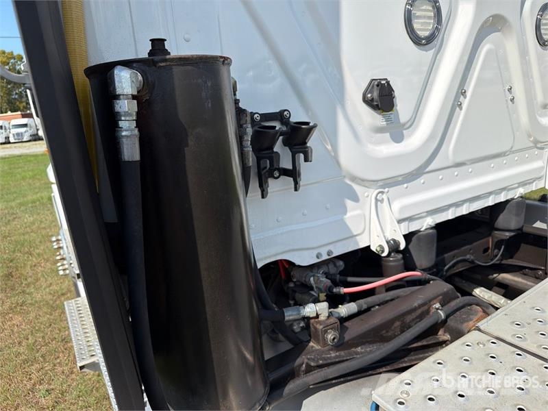 Freightliner Cascadia 113 6x4 Sleeper Car Carrier Truck مركبات النقل