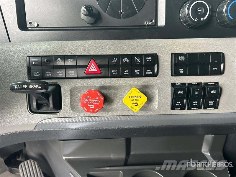 Freightliner Cascadia 126 6x4 T/A Sleeper Truck Tractor Tractor Units
