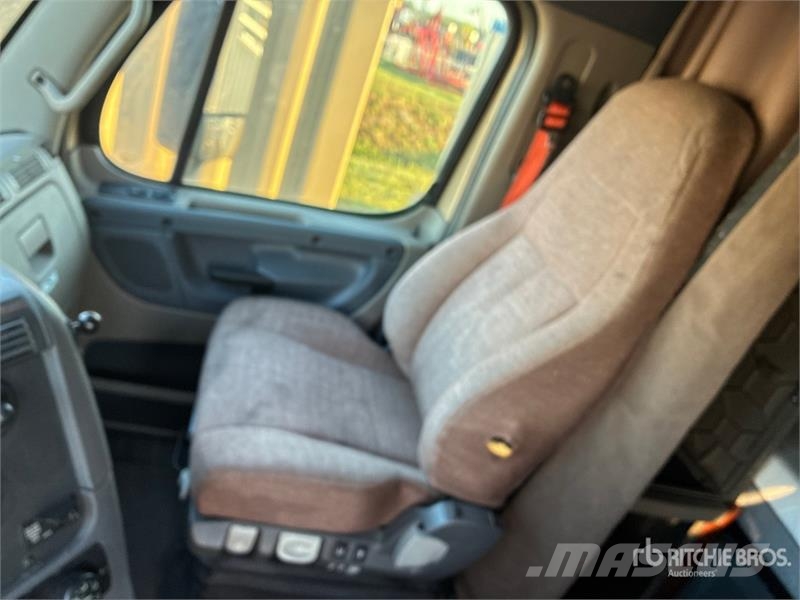 Freightliner Cascadia 125 6x4 T/A Sleeper Truck Tractor Vilcēji