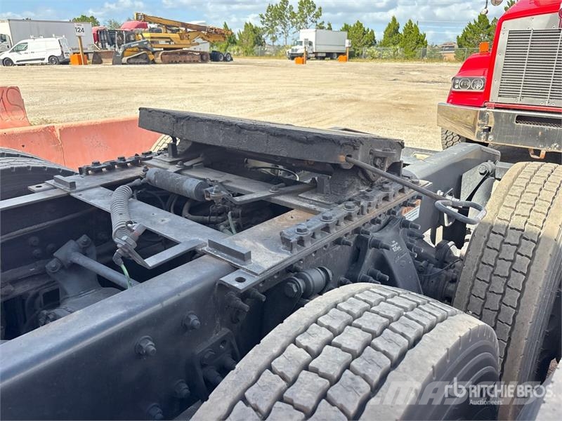 Freightliner Cascadia 126 6x4 T/A Sleeper Truck Tractor Vlačilci