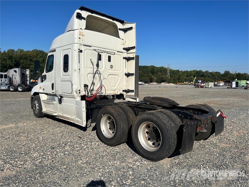 Freightliner Cascadia 6x4 T/A Sleeper Truck Tractor Vlačilci