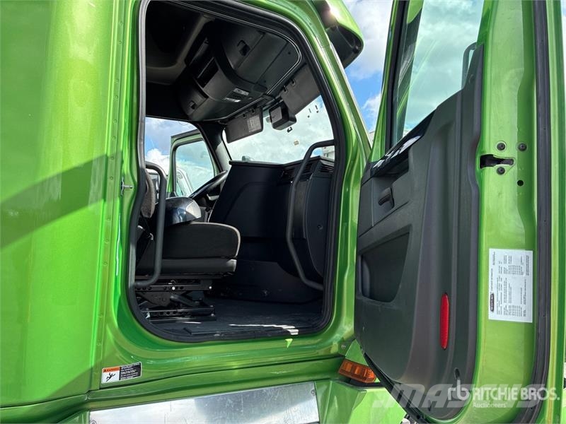 Freightliner Cascadia 126 6x4 T/A Sleeper Truck Tractor 中古トラクターヘッド | トレーラーヘッド