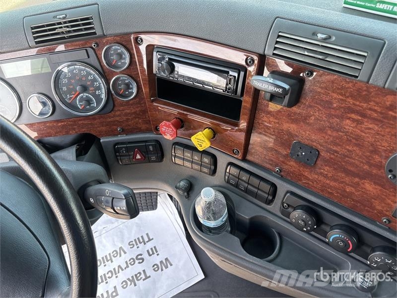 Freightliner Cascadia 113 Camiones portavehículos