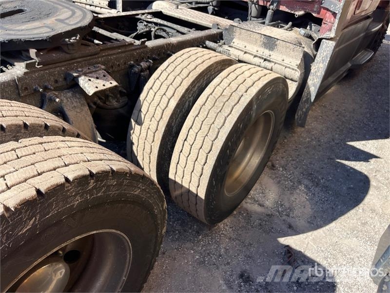 Freightliner Cascadia 126 6x4 T/A Sleeper Truck Tractor (Inoper Cabezas tractoras