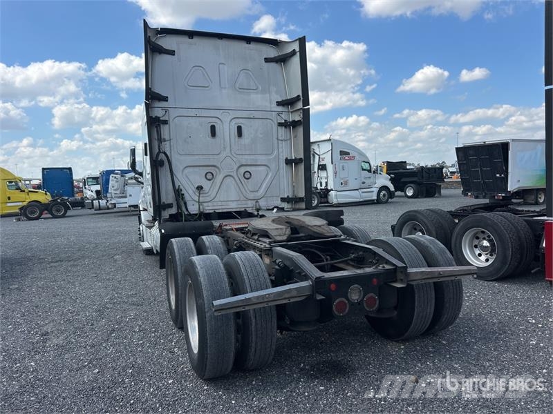 Freightliner Cascadia 126 6x4 T/A Sleeper Truck Tractor (Inoper Autotractoare
